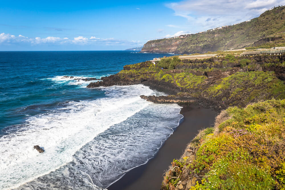 Hidden beaches in Tenerife: El Bollullo beach surrounded by mountains