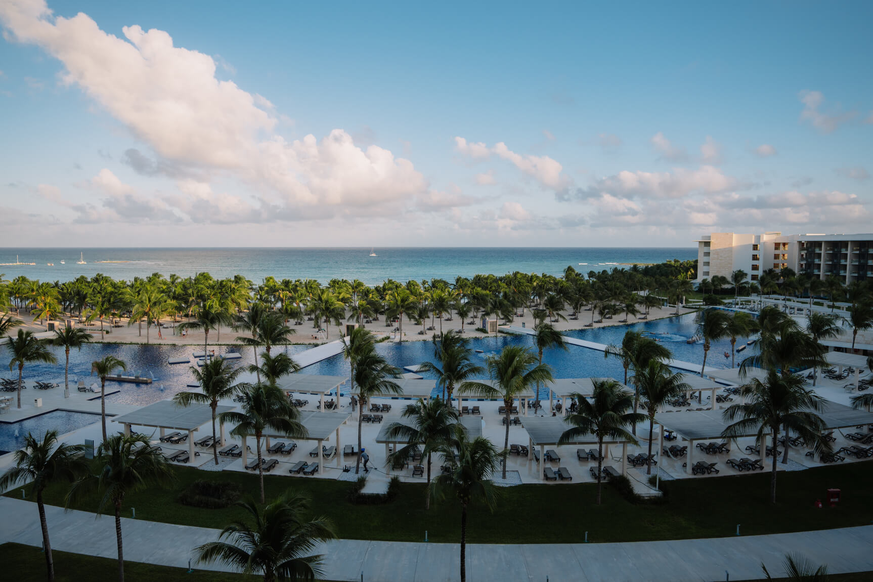 Maya Grand Resort: View of the hotel overlooking the pool and ocean