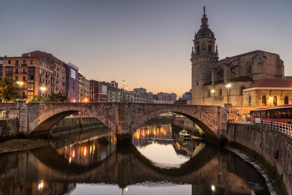 Abenddämmerung in Bilbao Altstadt