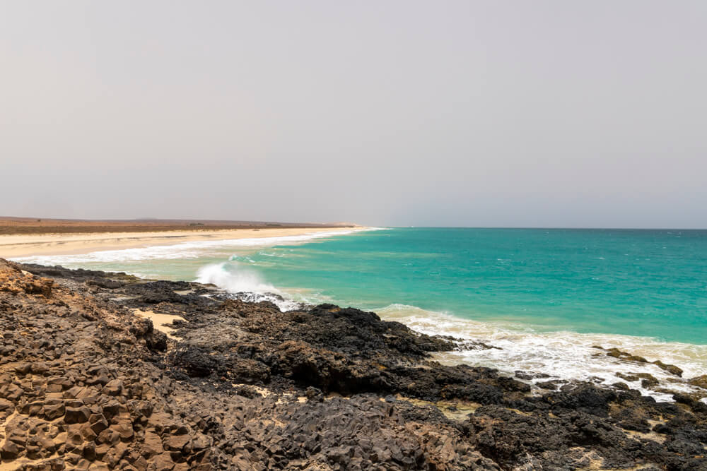 Vulkanfelsen und Naturstrand auf Boa Vista.