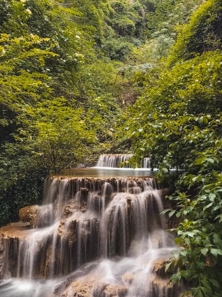 Die kaskadenartigen Krushuna-Wasserfälle im Norden von Bulgarien.