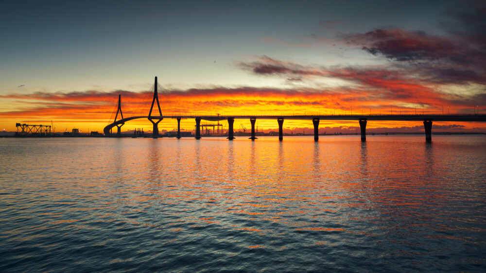 Cádiz Sehenswürdigkeiten: Brücke der Verfassung von 1812 in der Abenddämmerung