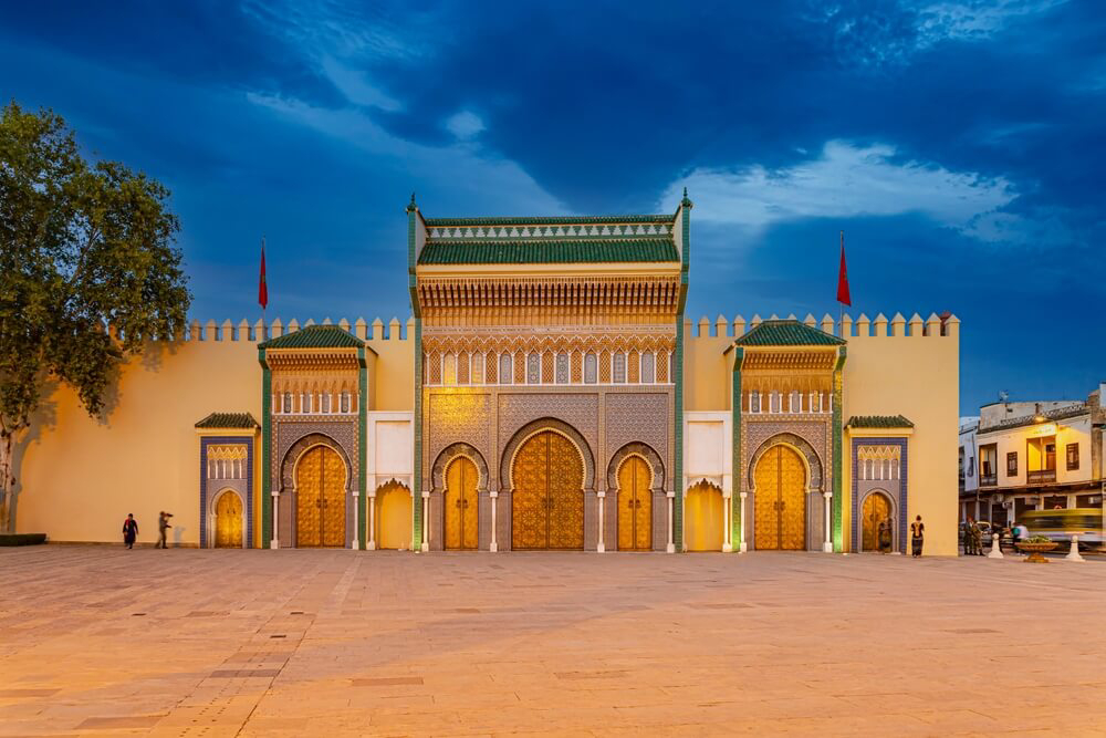 Der Königspalast in Casablanca bei abendlicher Beleuchtung.