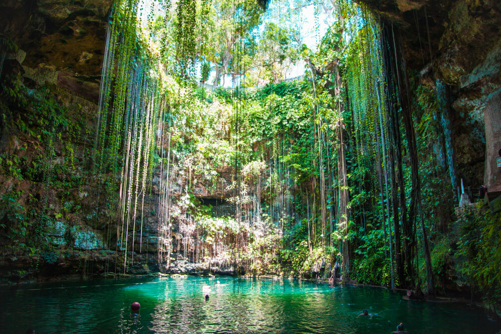 Das Cenote Ik-Kil von oben betrachtet.