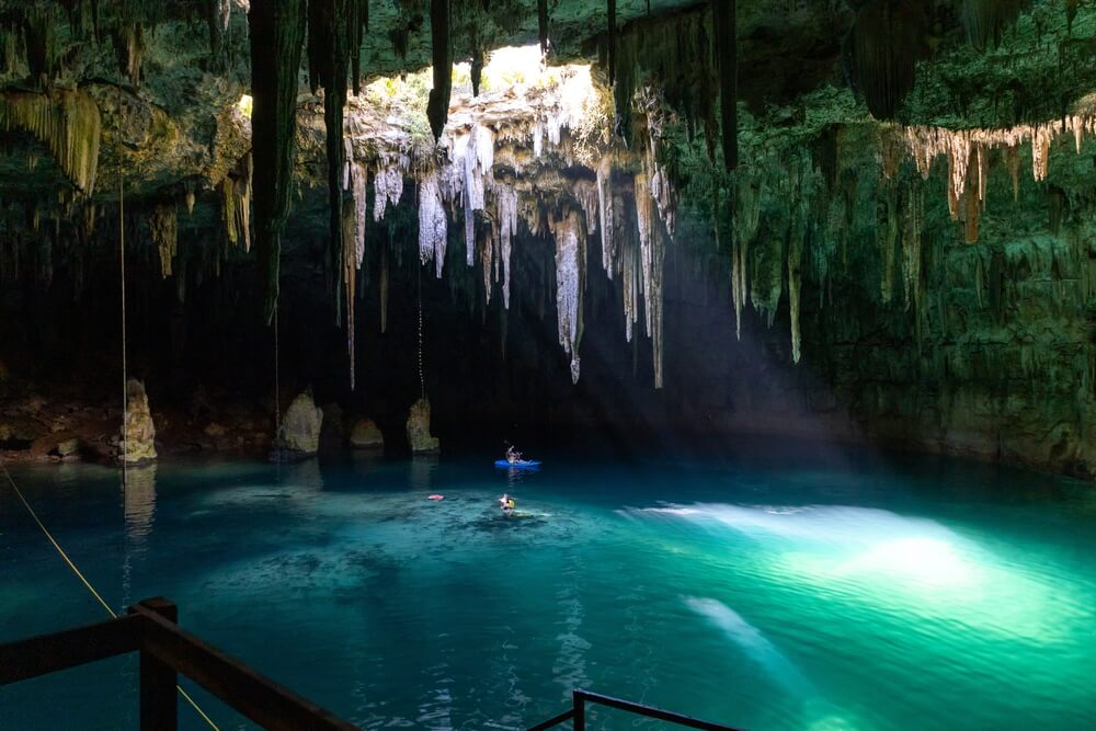 Cenoten in Mexiko: Kajak in einer Höhle mit Tropfsteinen.