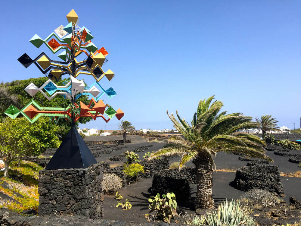 Ein buntes Windspiel von César Manrique auf Lanzarote.