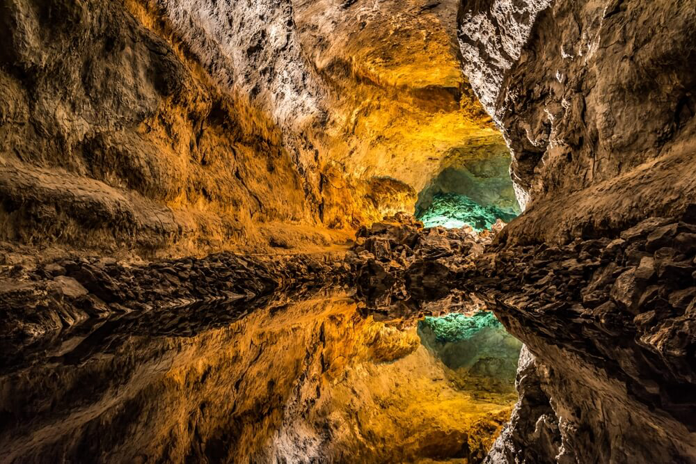 Das beleuchtete Innere der Höhle Cueva de los Verdes in Lanzarote.