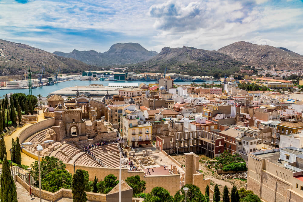 Blick auf die Altstadt von Cartagena (Murcia) mit dem Römischen Theater.