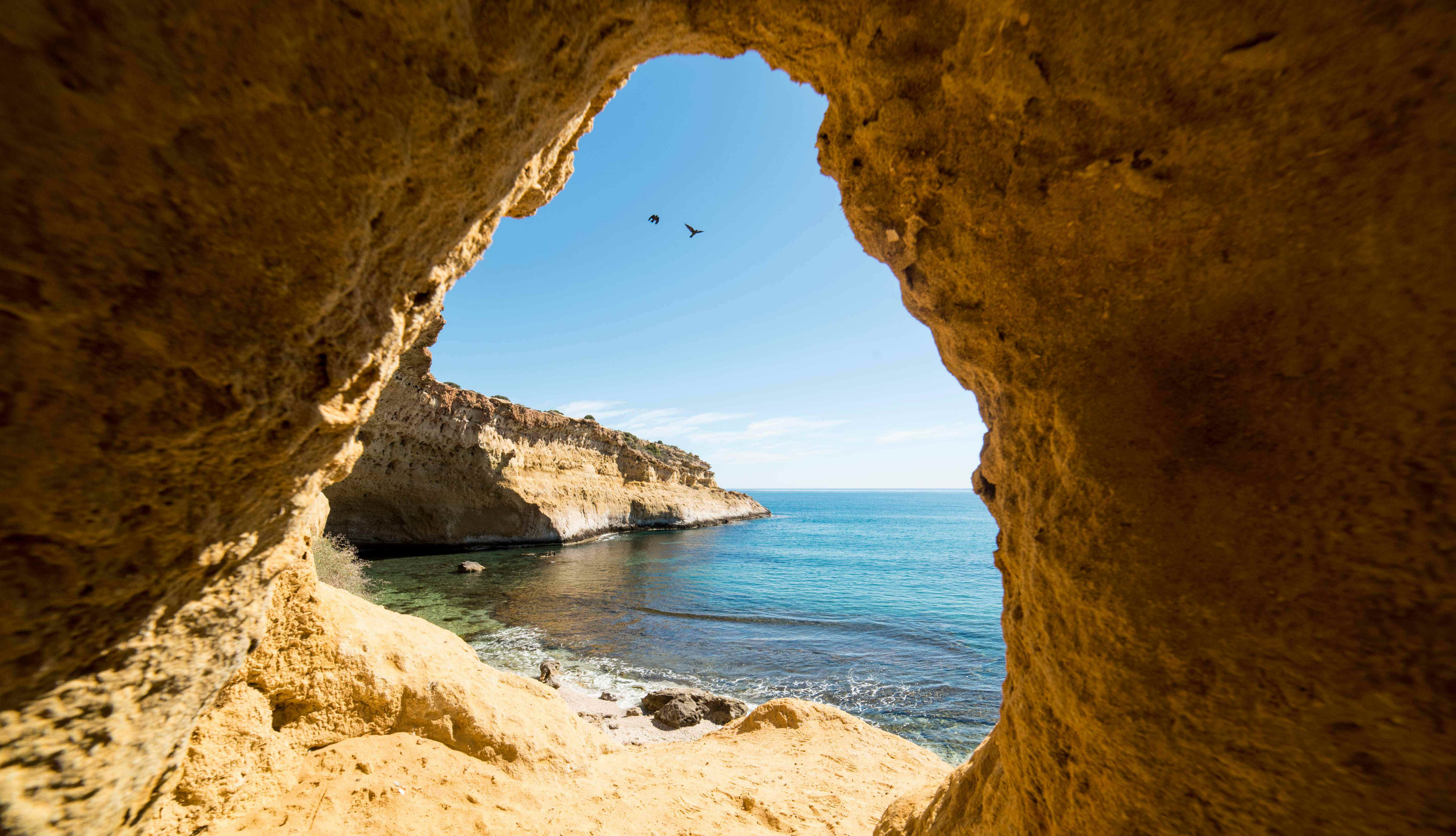 Costa Cálida: Blick aus einer Felshöhle aufs Mittelmeer.