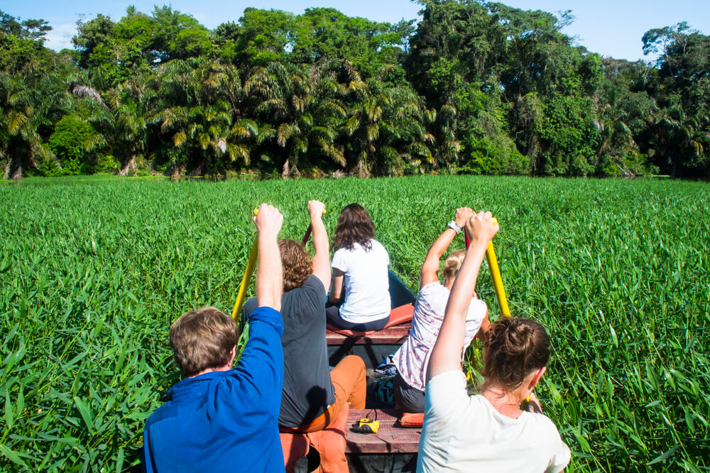 Costa Rica mit Kindern: Familie im Kajak im Nationalpark Tortuguero.