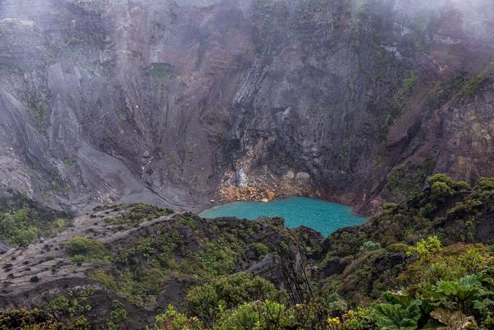 Blauer See im Krater des Vulkans Irazú in Costa Rica.