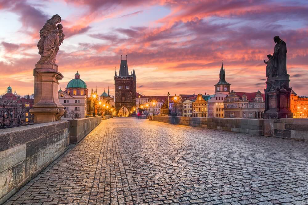 Cyber Week Reisen: Brücke in Prag in der Dämmerung.