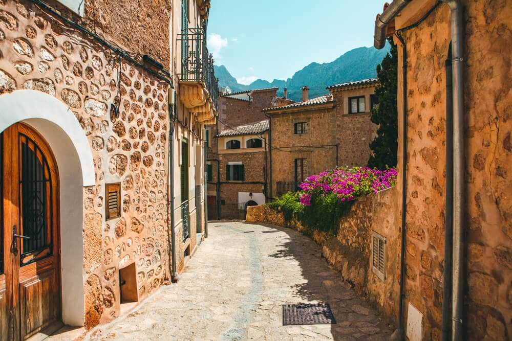 Die schönsten Dörfer Mallorcas: Gasse im Ortskern von Fornalutx.