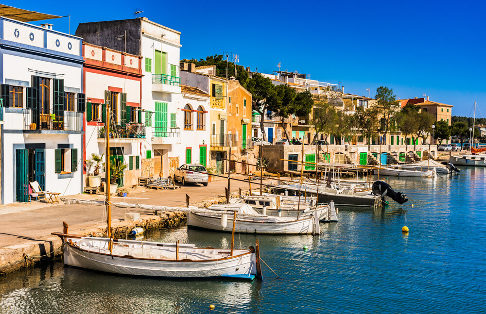 Bunte Häuser in Portocolom, Mallorca.