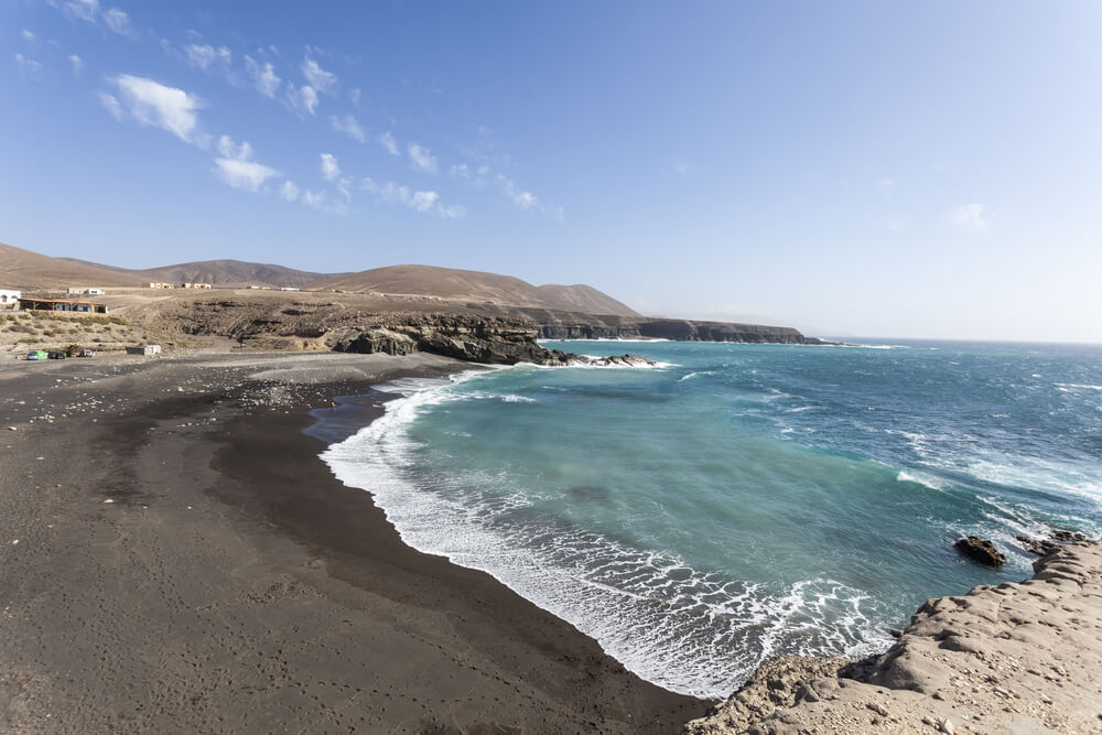 Der pechschwarze Lavastrand von Ajuy auf Fuerteventura.