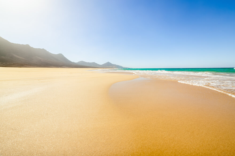 Goldgelber Sand und smaragdgrünes Wasser am Playa de Cofete auf Fuerteventura.