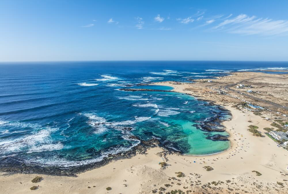 Gezeitenbecken aus Lavagestein am Playa de los Charcos auf Fuerteventura aus der Luft gesehen.