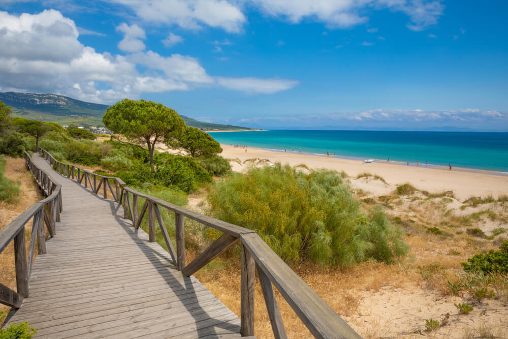 Der Strand von Bolonia in Cádiz, Spanien.