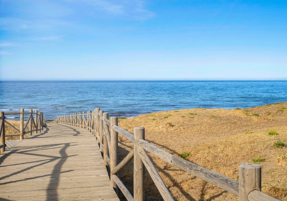 Der Strand von Cabopino in Málaga, Spanien.