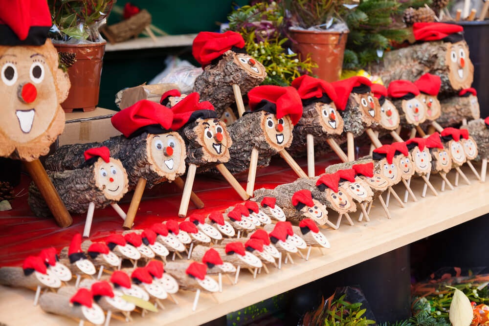 "Tíó de Nadal"-Figuren auf dem Weihnachtsmarkt in Barcelona.