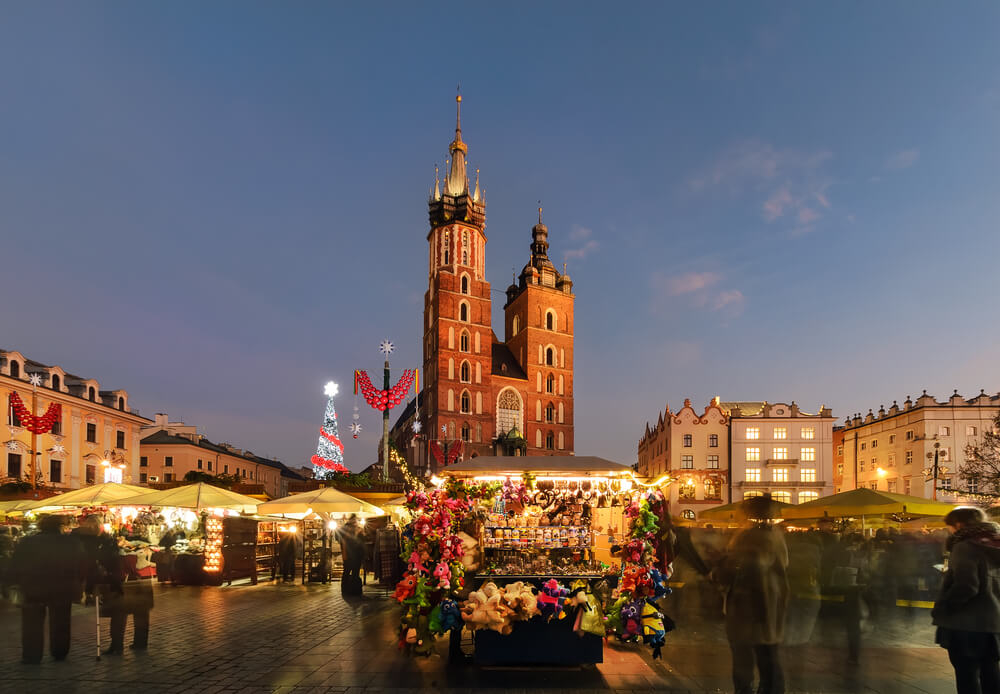 Der Weihnachtsmarkt auf dem Marktplatz in Krakau in der Dämmerung.