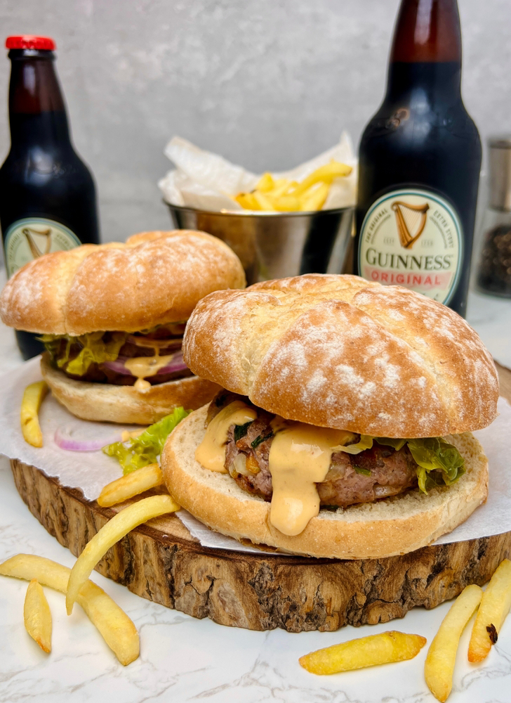 Dominikanische Chimichurris mit zwei Bierflaschen im Hintergrund.