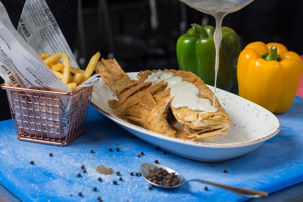 Dominikanische Küche: Frittierter Fisch mit Beilagen.