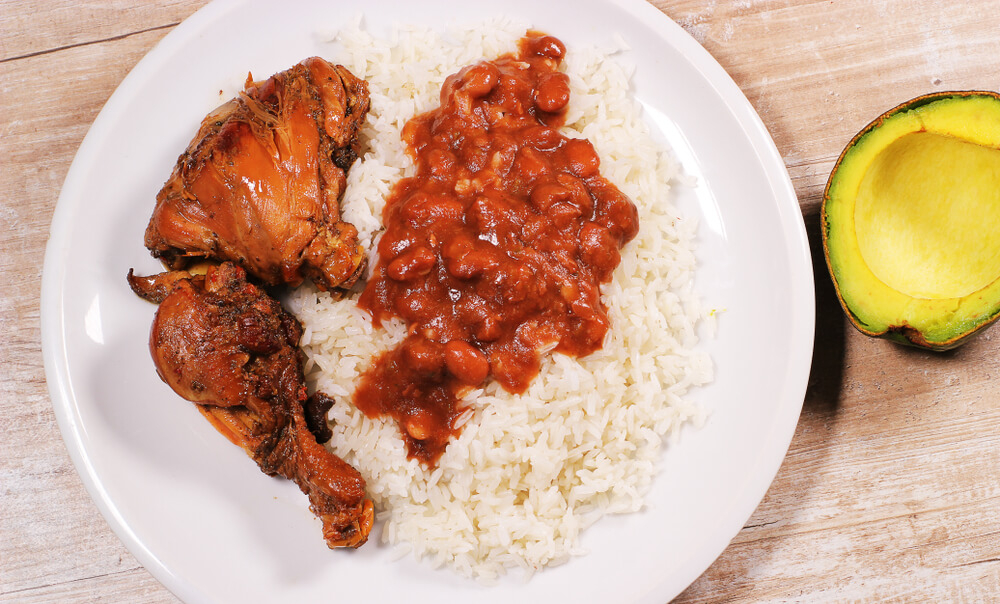 Dominikanische Küche: Teller mit Reis, Bohnen und Fleisch (Bandera Dominicana).