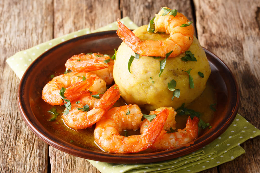 Kleiner Teller mit Mofongo (Bananenkloß) und Garnelen.