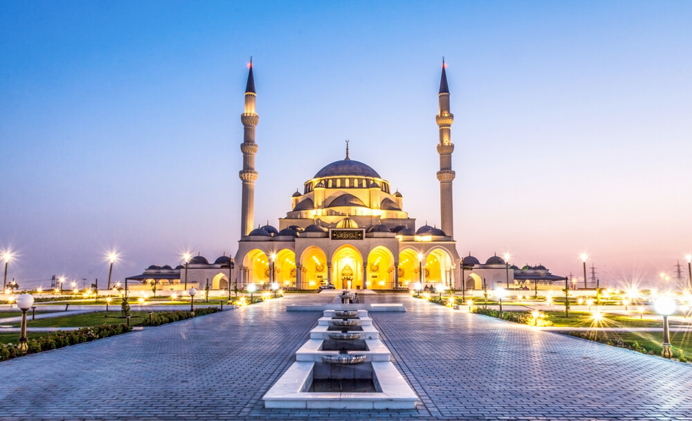 Emirat Sharjah: Blick aus der Ferne auf beleuchtete Moschee.