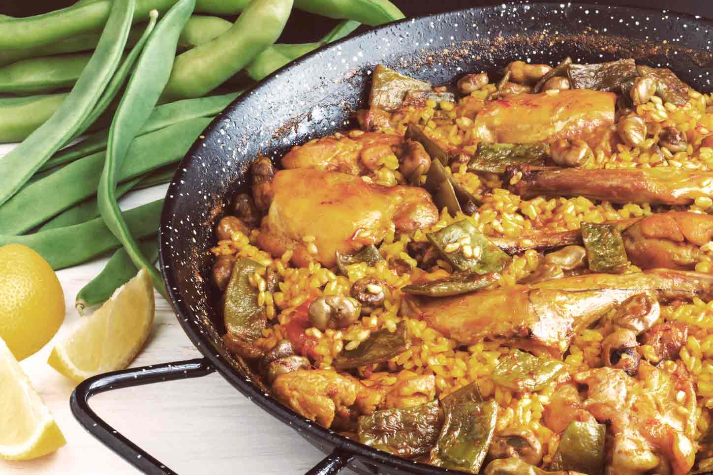 La paella valenciana è uno dei simboli della gastronomia spagnola