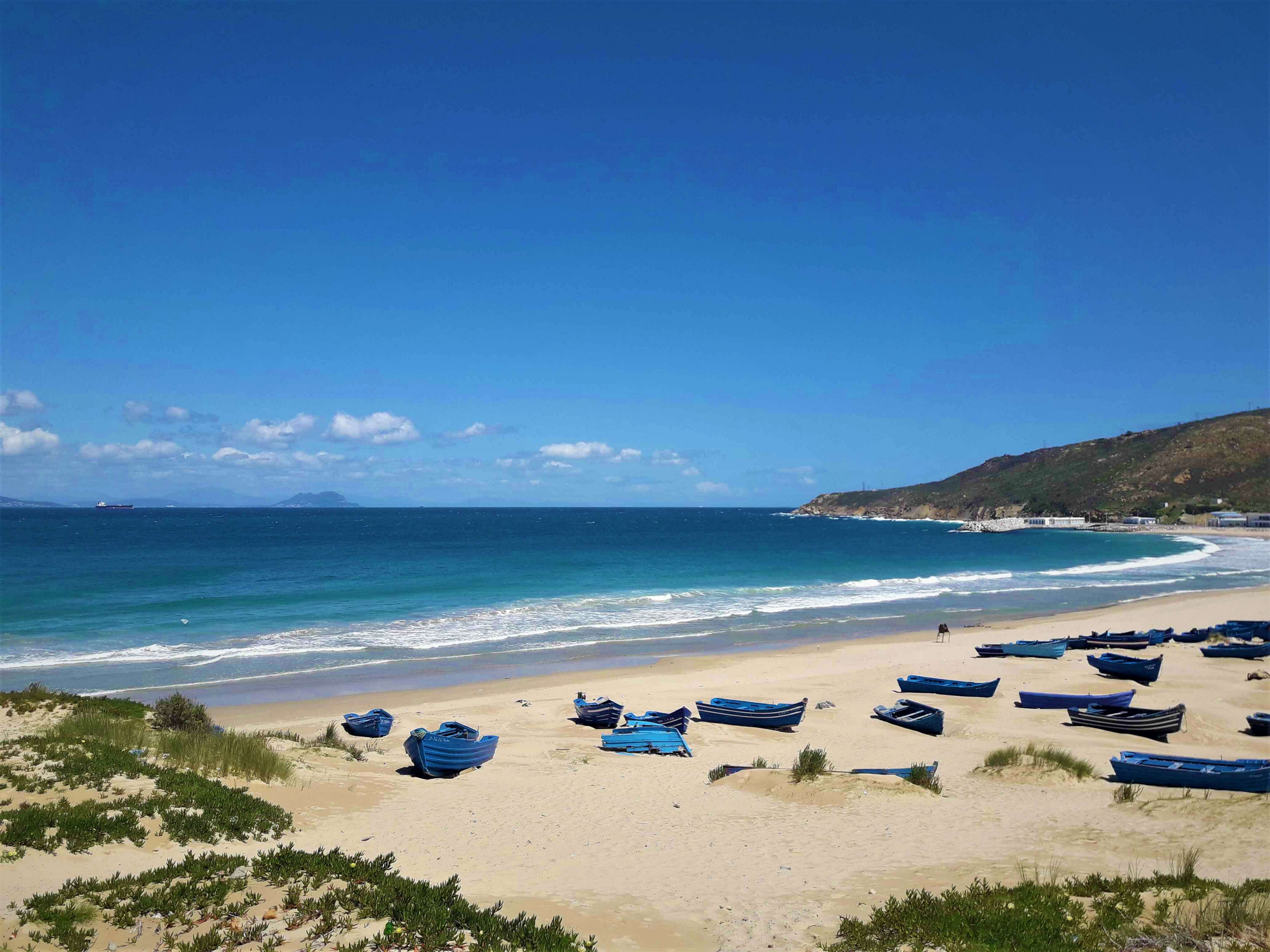 Urlaub in Tanger: schöner Strand mit Fischerbooten