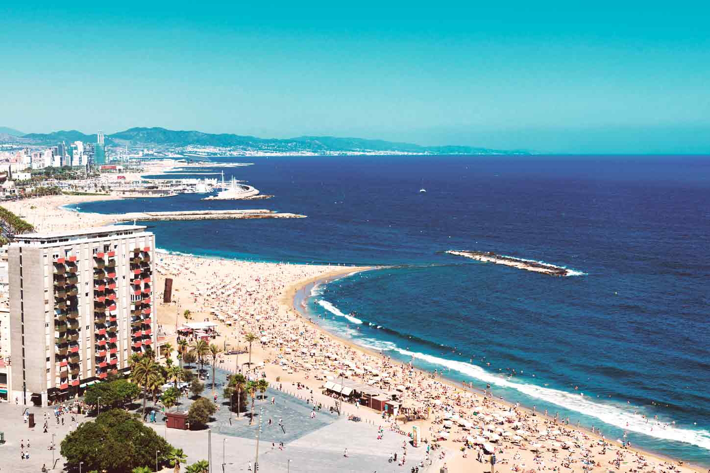 Barcellona ad agosto si veste di colori che decorano quartieri e spiagge