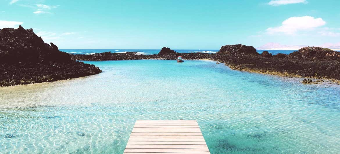 Fuerteventura Unternehmungen: Naturpool aus Lava-Gestein zum Schwimmen.