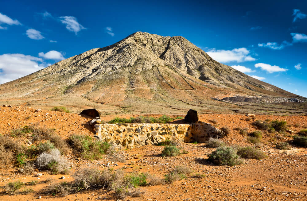 Fuerteventura-Urlaub: Sicht auf den Berg Tindaya von seinem Fuße aus