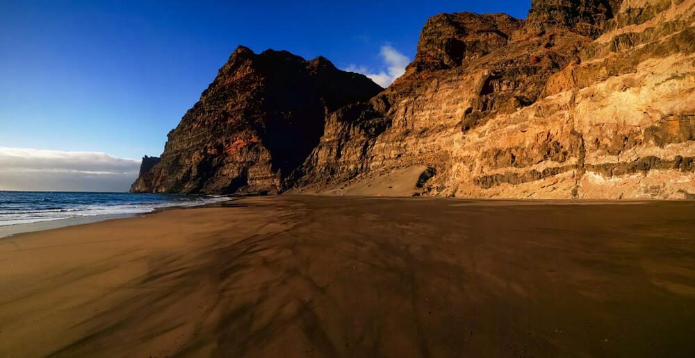 Gran Canaria schönste Strände: hohe Klippen am unberührten Strand von Güigüí.