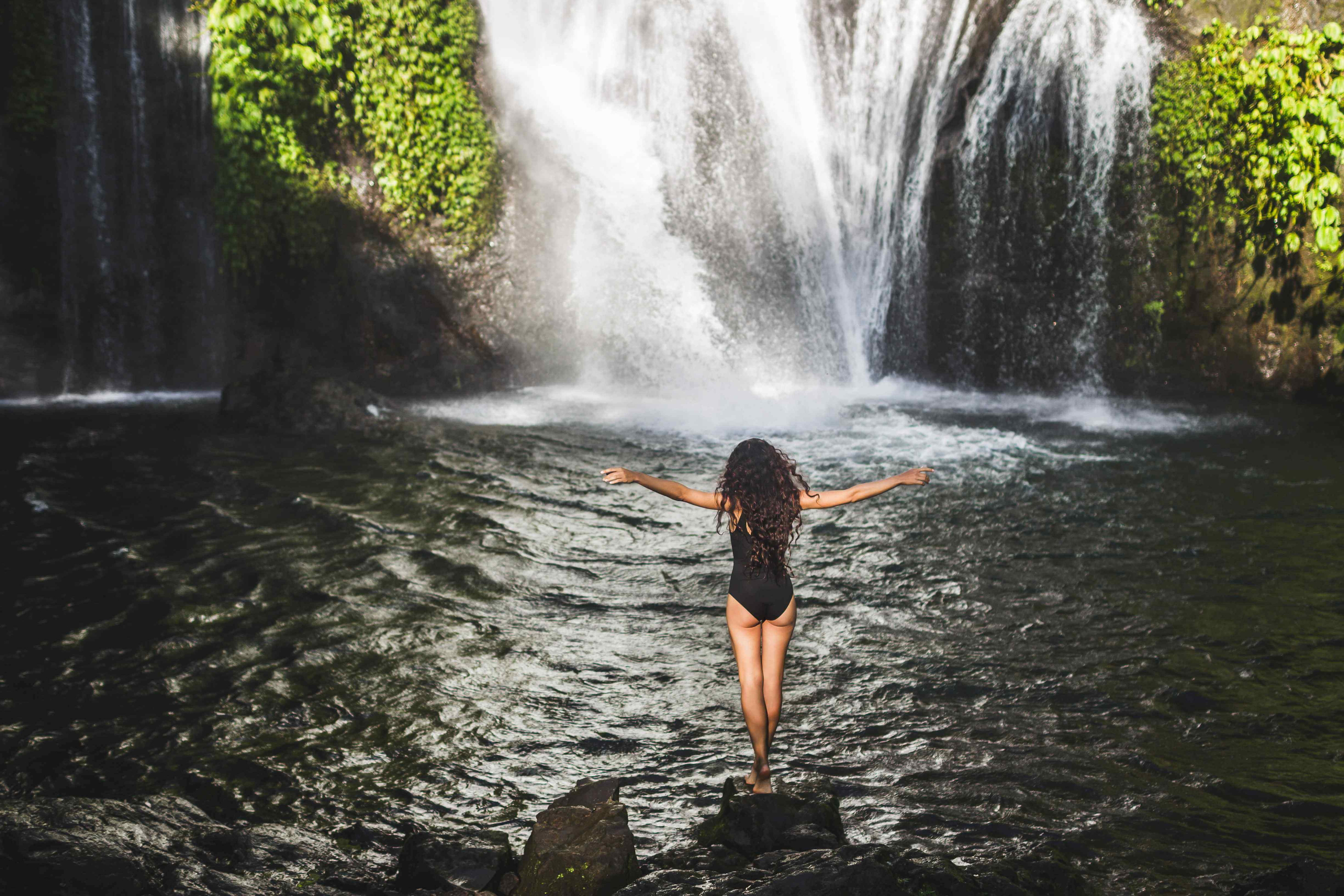 Baden unterm Wasserfall: Grounding im Wasser hat einen besonders starken Effekt.