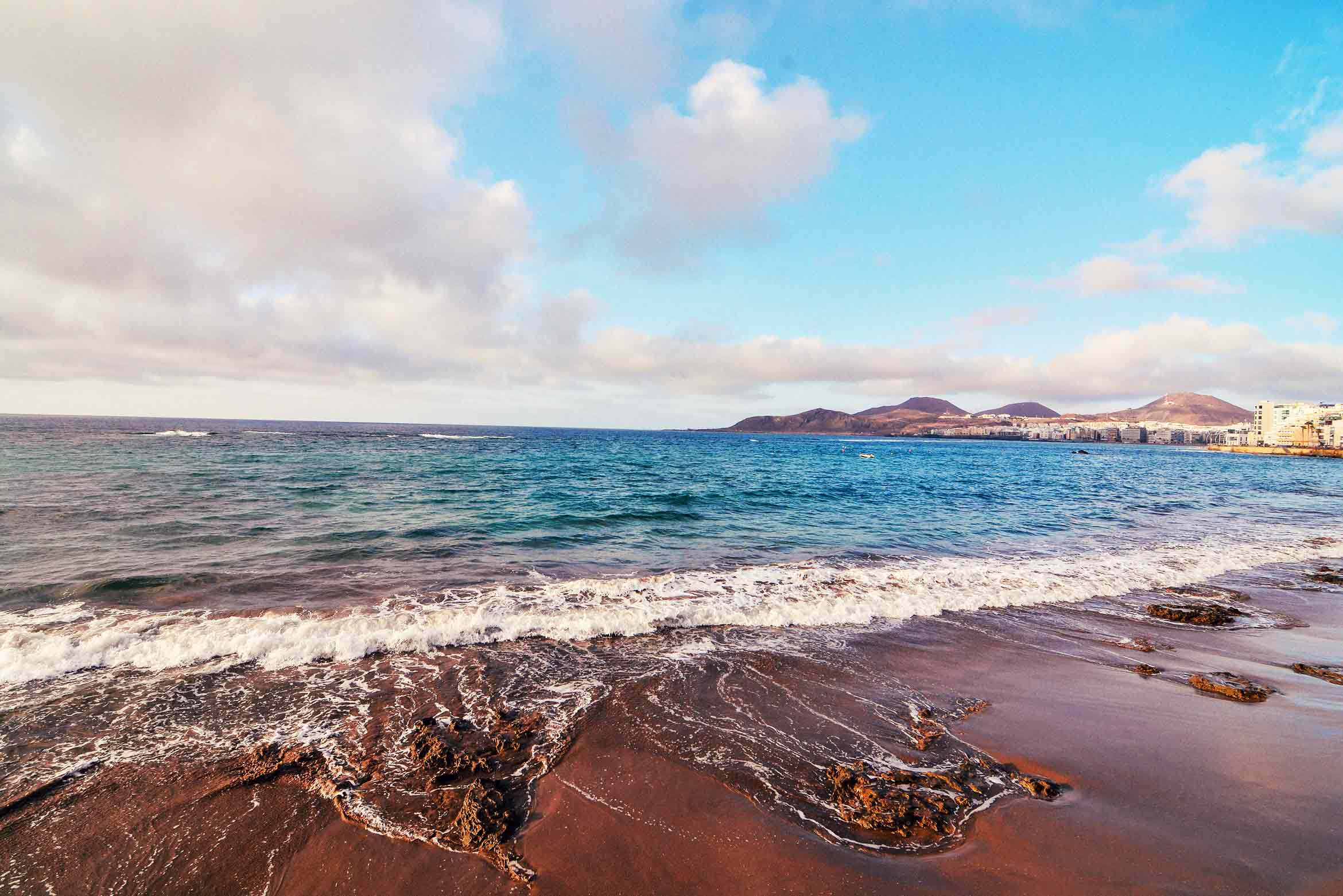 In un tour delle isole Canarie non può mancare la playa de las Canteras