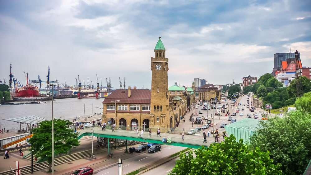 Hafengeburtstag Hamburg: Alter Elbtunnel neben den Landungsbrücken