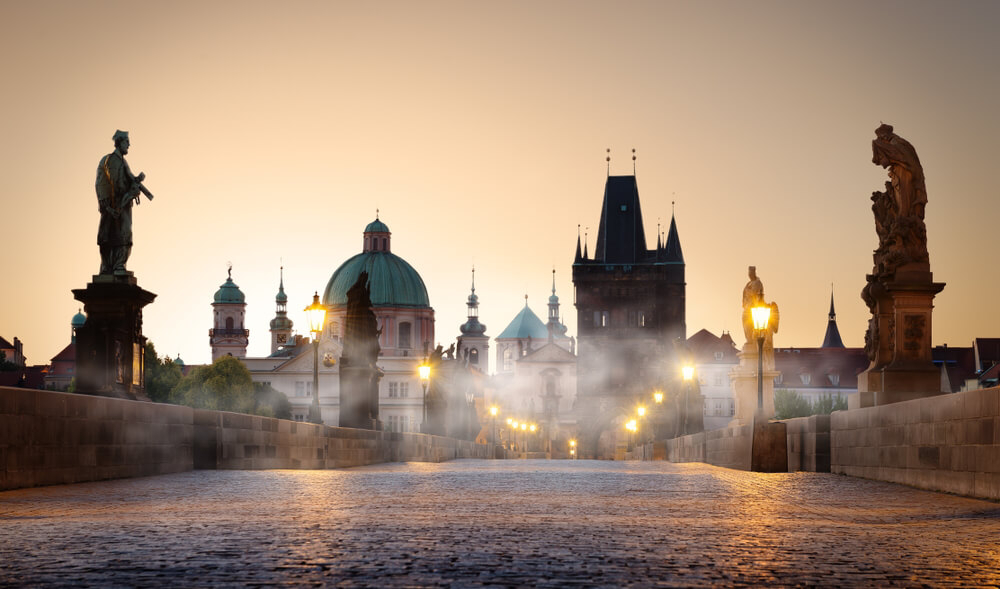 Halloween-Urlaub in Prag: Karlsbrücke im Nebel.