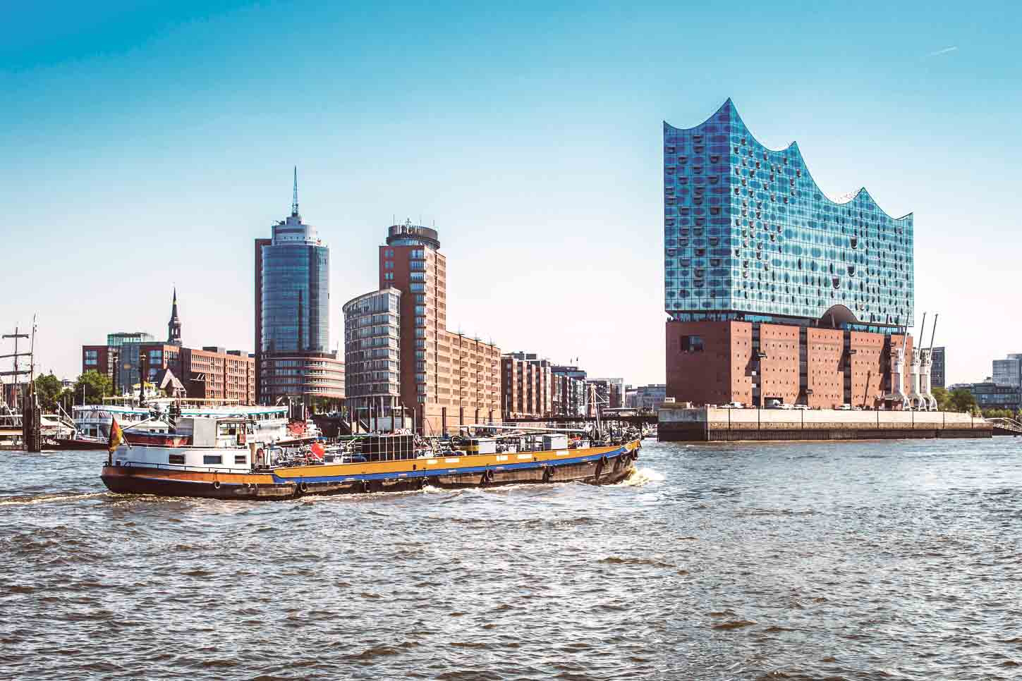 Eine Hafenrundfahrt mit Speicherstadt ermöglicht einen ersten Eindruck.