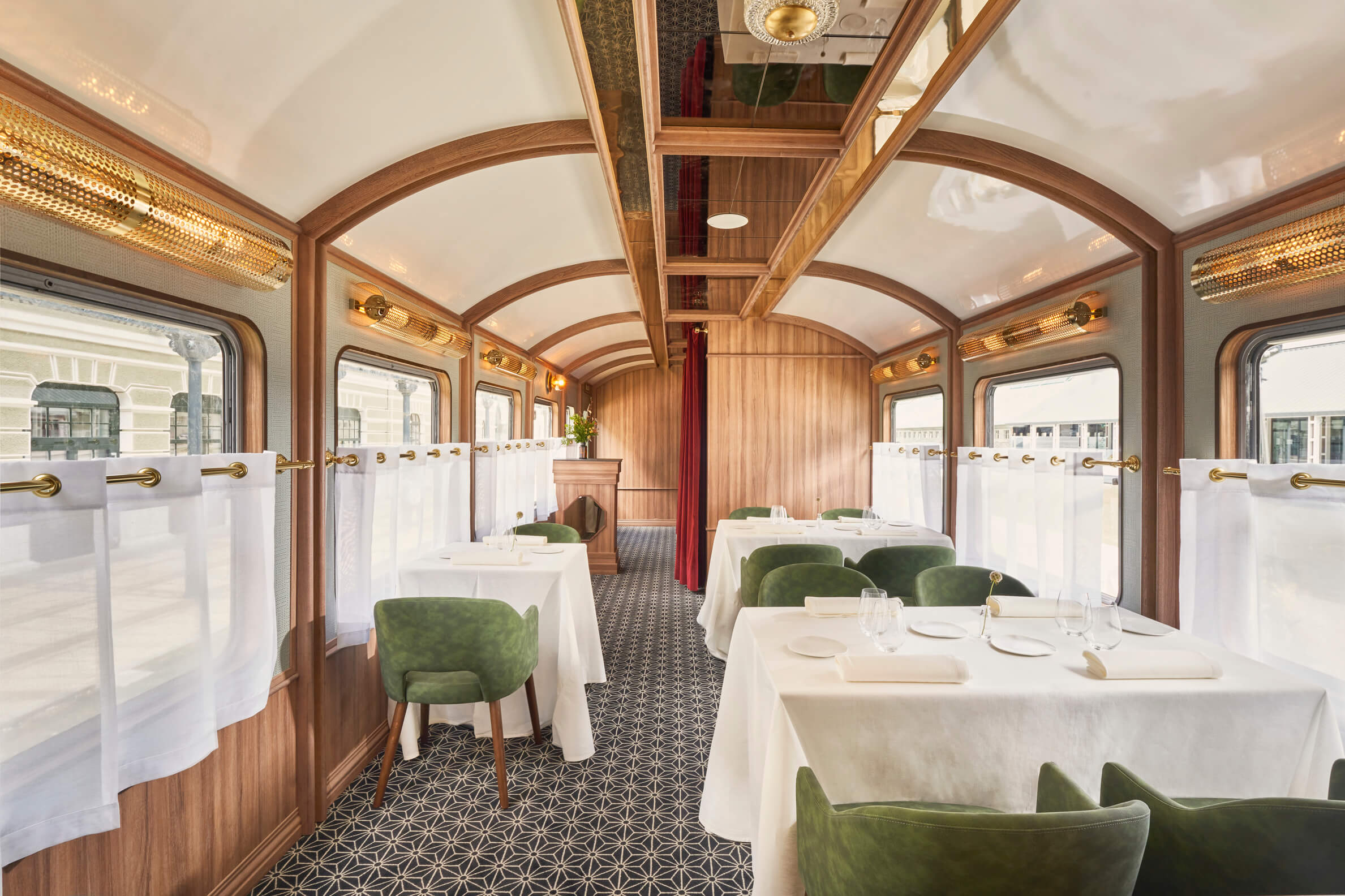 Restaurant in einem restaurierten Eisenbahnwaggon.