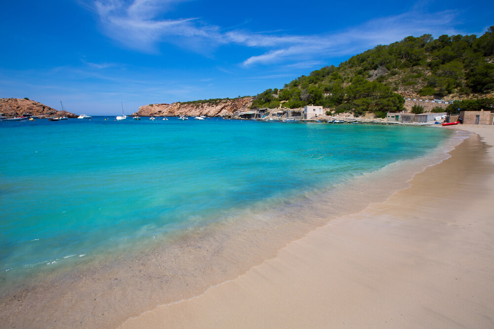 Ibiza mit Kindern: der Strand Cala Vadella mit seinem türkisblauen Wasser.