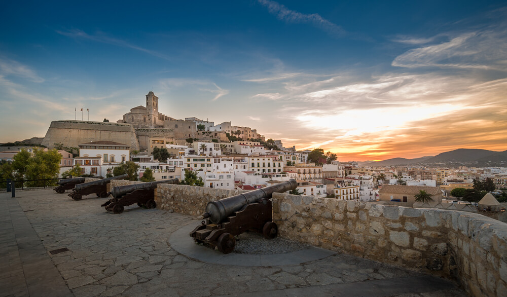 Ibiza mit Kindern: die Stadtmauer von Dalt Vila mit ihren Kanonen ist auch für Kinder interessant.