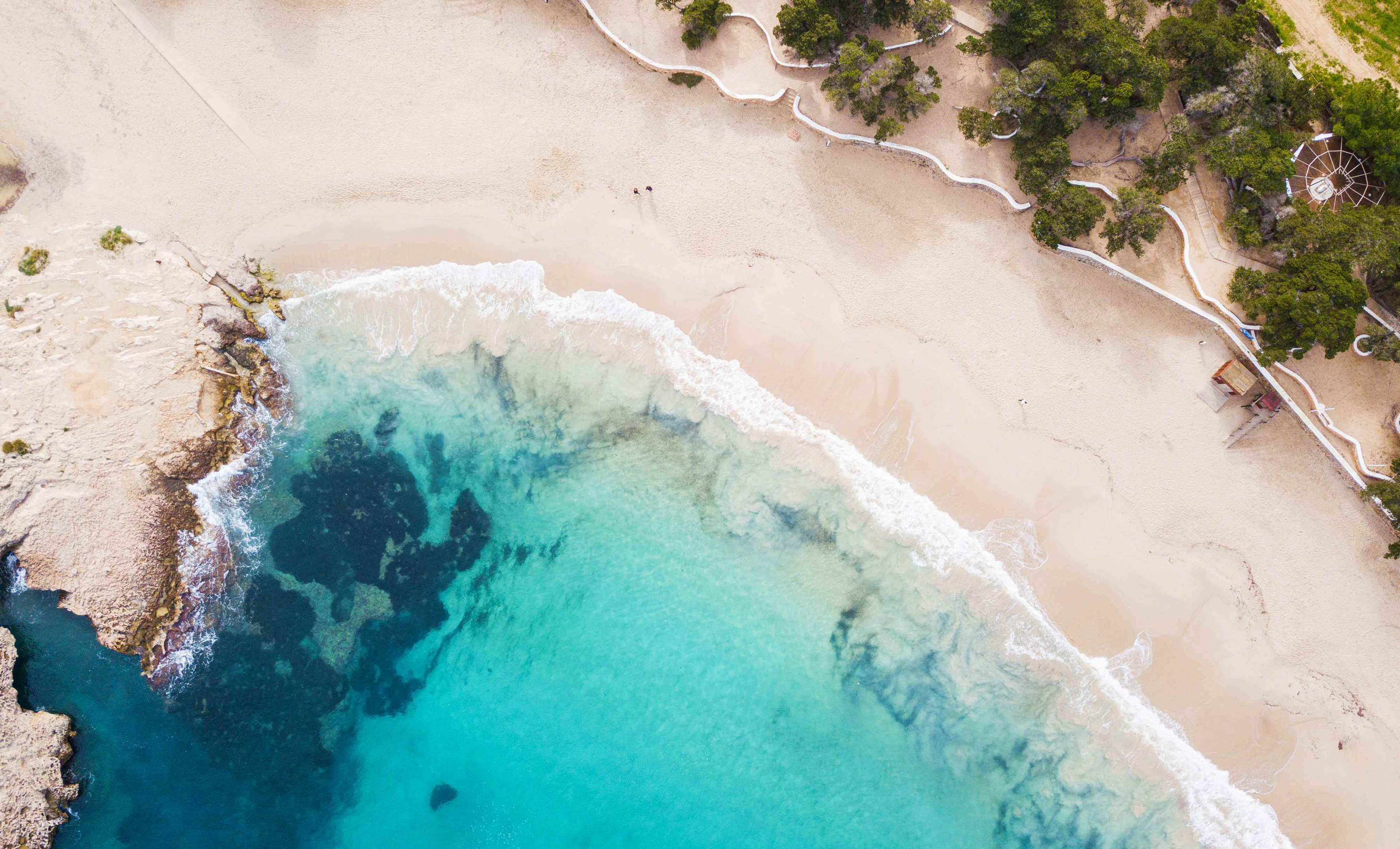 Weißer Sandstrand auf Ibiza aus der Vogelperspektive.