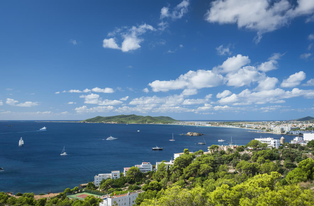 Panoramasicht über den Playa d'en Bossa auf Ibiza.