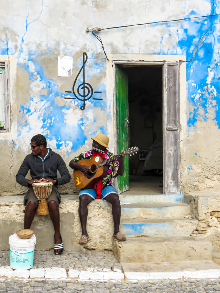 Zwei Straßenmusiker mit Gitarre und Trommel in Praia, Kapverdische Inseln.