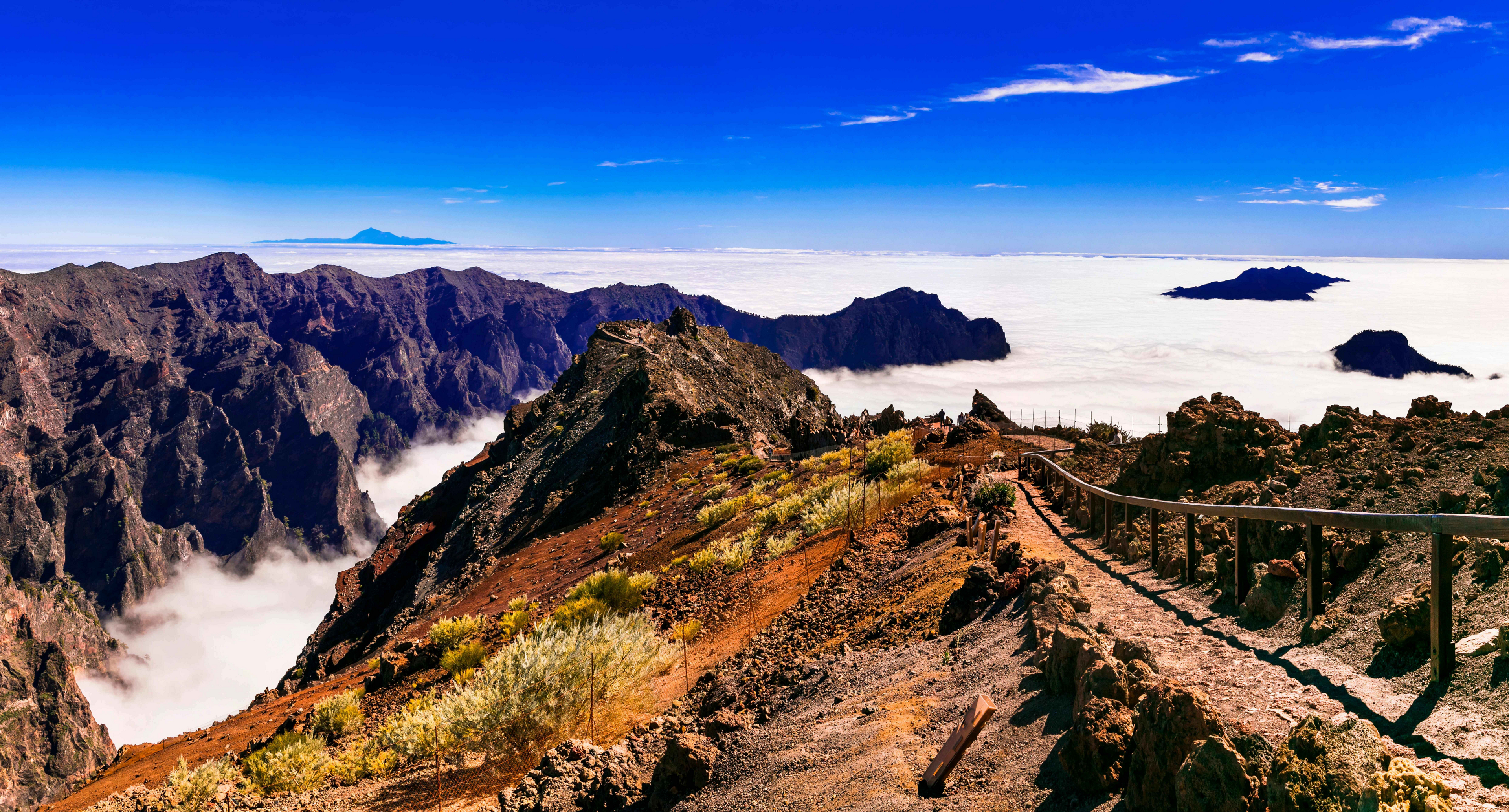 Inselhopping Kanaren: Die Nachbarinseln von La Palma vom Roque de los Muchachos aus gesehen.