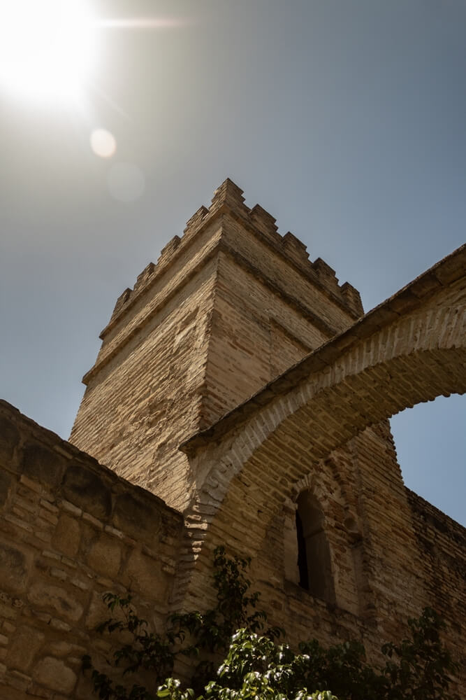 Turm und Bogen im Alcázar von Jerez de la Frontera.