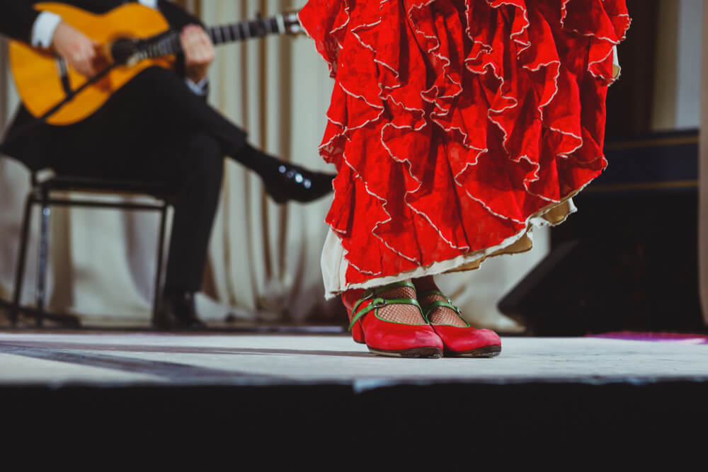 Flamenco in Jerez: Gitarrist und Tänzerin auf einer Bühne.